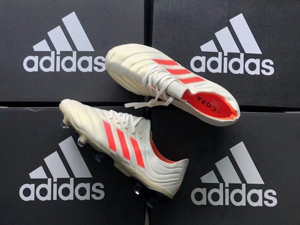 Đôi nét về giày đá bóng Adidas