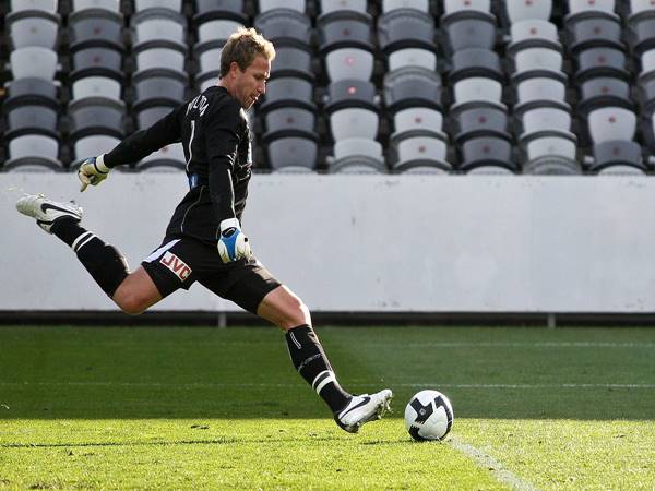 Kỹ thuật phát bóng là gì? Những hướng dẫn cơ bản cho người mới