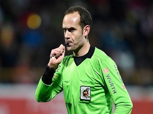 Khái niệm trọng tài bóng đá là gì?