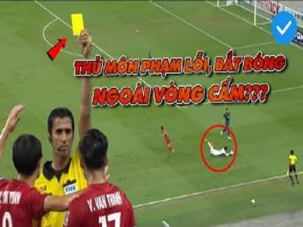 Thủ môn chạm bóng ngoài vòng cấm địa: Có phạm lỗi không?