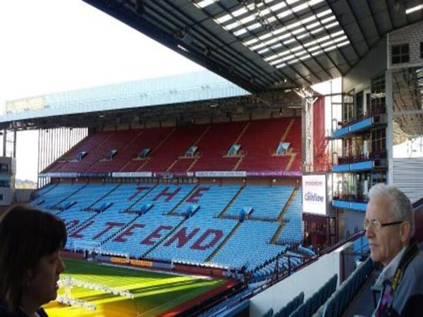 Villa Park stadium có sức chứa và thiết kế thế nào?