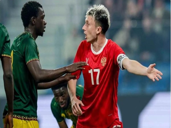 Từ phong độ cầu thủ đến trách nhiệm của HLV Karpin